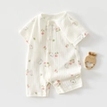 Detail eines Baby-Bodys aus Baumwolle mit Blumenmuster und Druckknopfverschluss - Größe 59 / Rosa Blume Hase