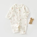 Detaillierte Nahaufnahme des weißen Baby-Stramplers aus Baumwolle mit Kirschprint-Muster - 73 / Rosa Blume Hase
