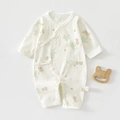 Detailansicht eines weißen Baby-Stramplers mit Kaninchen-Print und seitlicher Bindung - 52 / Grünes Blatt Hase
