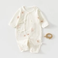 Détail de la barboteuse bébé en coton à fleurs avec texture gaufrée et nœuds latéraux - 52 / Grenade Rose