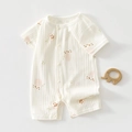Détail d'un barboteuse en coton pour bébé avec imprimé floral et boutons-pression pratiques - Taille 73 / Grenade Rose