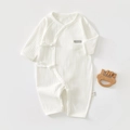 Dettaglio della pagliaccetta in cotone bianco con trama a coste e chiusura laterale - Taglia 66 / Bianco Jacquard