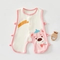 Détail d'une barboteuse bébé en coton sans manches avec ours rose et nouage latéral - Barboteuse Pipayi Ours Rose / Taille 59