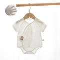 Weißer Baby-Kurzarmbody aus Baumwolle mit Blumenmuster und Kimono-Stil-Verschluss - Größe 73 / Summer Sweetheart (Blumendruck + Applikationsblume)
