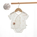 Weißer Baby-Kurzarm-Einteiler aus Baumwolle mit atmungsaktivem Mesh und Bärenaufnäher - Größe 73 / Rabbit Paradise (Hasendruck + Bärenflicken)