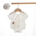 Kurzärmeliger weißer Baby-Body aus Baumwolle mit Bärenstickerei und atmungsaktivem Stoff - Größe 73 / Magical Rabbit (Kimono-Stil + Bärenflicken)