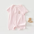 Dettaglio pagliaccetto rosa per neonato con ricamo orso e tessuto a costine - Taglia 59 / Rosa Chiaro