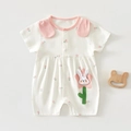 Détail du tissu du barboteuse bébé avec imprimés roses et écusson brodé lapin mignon - Lapin Fleuri à Grandes Oreilles (Barboteuse Manches Courtes) / Taille 66