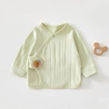 Détail d'un haut cache-cœur en coton doux pour bébé avec applique florale et bouton pression - 52cm / Vert