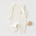 Détail d'une grenouillère beige pour bébé avec imprimé éléphant et étiquette latérale - 66 / Blanc