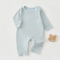 Vue détaillée d'une barboteuse bébé bleu clair avec broderie éléphant et boutons-pression - 66 / Bleu