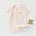 Dettaglio della tutina in cotone a coste rosa pallido con delicato ricamo di cigno - Taglia 66 / Cigno Rosa
