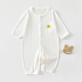 Dettaglio di un body bianco per neonato con stampa smiley gialla e bottoni a pressione - Bianco / Taglia 66
