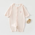 Detail van roze katoenen babyromper met ademende mesh rug en een geborduurde zwaan - 59 / Roze Zwaan