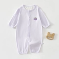 Detail van een lichtpaarse babyromper van geribd katoen met bessenborduurwerk - 59 / Paarse Druif