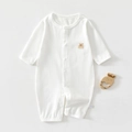 Dettaglio della tutina per neonato in cotone bianco con ricamo a orsetto e texture a coste - Orsetto con Papillon Bianco / Taglia 66