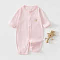 Dettaglio della tutina in cotone rosa per neonato con ricamo e sonaglio in legno - Orsetto con Papillon Rosa / Taglia 59