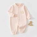 Dettaglio della tutina per neonati in cotone rosa con ricamo di coniglio e texture a coste - Taglia 59 / Rosa