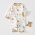 Détail d'un pyjama bébé en coton avec imprimé ours et anneau de dentition en bois - 73 / Ours Floral Brun
