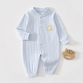 Dettaglio di pagliaccetto neonato celeste con ricamo a forma di coniglio su cotone strutturato - Taglia 59 / Blu