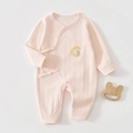 Dettaglio body neonato rosa in cotone con ricamo a luna e chiusura a fiocco - 52 / Guardiano Stella Luna Rosa