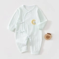 Dettaglio della tutina neonato in cotone verde menta con ricamo a luna gialla e coniglietto - 52 / Guardiano Stella Luna Verde