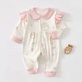 Dettaglio tutina neonato con colletto rosa a balze e stampe di simpatici conigli - Taglia 59 / Coniglio Rosa