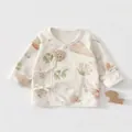 Gros plan d'un haut kimono pour bébé en pur coton avec motifs lapins et nœuds latéraux - 52cm / Lapin Fleuri