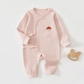 Détail de la grenouillère en coton côtelé rose avec lien latéral et broderie - 52cm / Rose Poudré