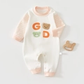 Dettaglio tutina neonato in cotone con toppa a orsetto 3D e pratica chiusura con bottoni - 66CM / Rosa