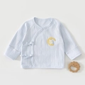 Détail d'un haut bébé en coton avec lien latéral et texture brodée petit lapin - 52cm / Gardien Étoile Lune Bleu