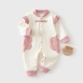 Détail de la barboteuse en coton pour nouveau-né avec boutons chinois et broderie florale - Taille 59 / Beige Floral