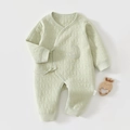 Dettaglio tutina trapuntata neonato con ricami stelle lune e chiusura laterale con lacci - 52 / Verde Pallido