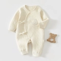 Dettaglio ravvicinato della tutina per neonati in cotone trapuntato con stelle e lune - 52 / Bianco Crema