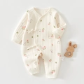 Detailansicht eines Baby-Stramplers mit Tulpen- und Hasenmustern aus gerippter Baumwolle - 52 / Rosa Blume Hase