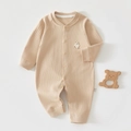 Dettaglio di una tutina per neonati in cotone a coste beige con ricamo di un orsetto - Taglia 59 / Beige