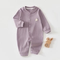 Dettaglio tutina neonato in cotone 100% con trama a costine e ricamo di orsetto - Taglia 59 / Viola