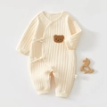 Dettaglio della tutina per neonati color panna con simpatica toppa a orsetto - 52cm / Beige (Orso)