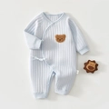 Dettaglio body neonato imbottito azzurro con toppa a orsetto e chiusura a nastro - 52cm / Azzurro (Orso)