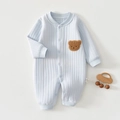 Détail d'une grenouillère bébé bleu clair avec broderie ours en peluche et pressions - Bleu