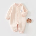 Detailansicht des gesteppten Baby-Einteilers mit Smiley-Patch und praktischen Druckknöpfen - Größe 66 / Rosa