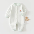 Detail eines weißen Baby-Stramplers mit vertikaler Textur und grünem Rippstrick - Größe 66 / Cyan