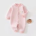 Dettaglio della tutina rosa trapuntata in cotone per neonati con ricamo e polsini a coste - Taglia 90 / Rosa