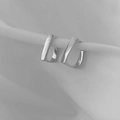 Boucles d'oreilles géométriques carrées minimalistes avec une finition argentée polie - Style Géométrique Argenté (XYEH606)