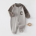 Détails de la barboteuse pour bébé avec boutons-pression et décoration lettre C - Gris