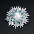 Elegante broche floral de aleación con perla blanca y diamantes de imitación azules - Azul de Lago (C004-A)
