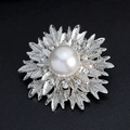Elegante broche de girasol de aleación con perla blanca y cristales sobre cuero negro - Blanco (C003-A)