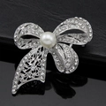 Spilla a fiocco argento con strass bianchi scintillanti e una perla centrale bianca - Argento (C030-A)