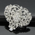 Broche cœur évidé en argent étincelant avec strass blancs pour accessoires de mariage - Style Argent (B001-A)