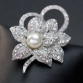 Broche florale élégante en alliage argenté avec perle centrale et strass étincelants - Style Floral (C025-A) / Argent (Blanc K)